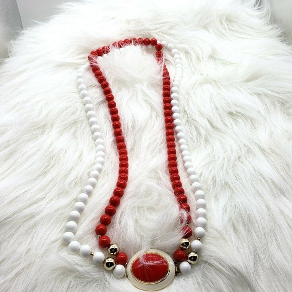 Lustrous Coral Red White Shell Pearl Necklace - Picture 7 of 8